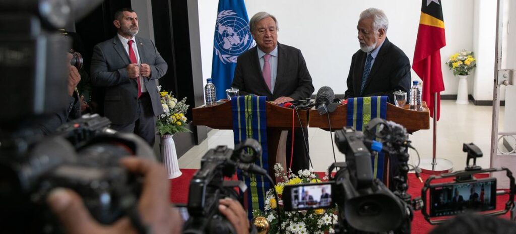 O secretário-geral da ONU, António Guterres (à esquerda), e Xanana Gusmão, primeiro-ministro do Timor-Leste, respondem a perguntas da mídia em Dili.