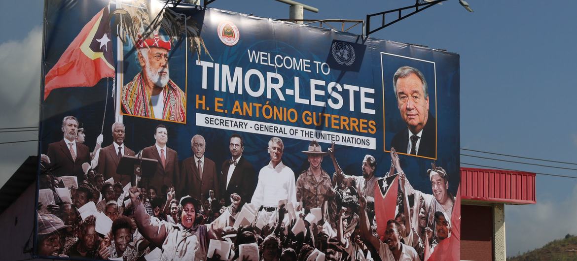 Um cartaz dá as boas-vindas ao secretário-geral da ONU, António Guterres, ao Timor-Leste.