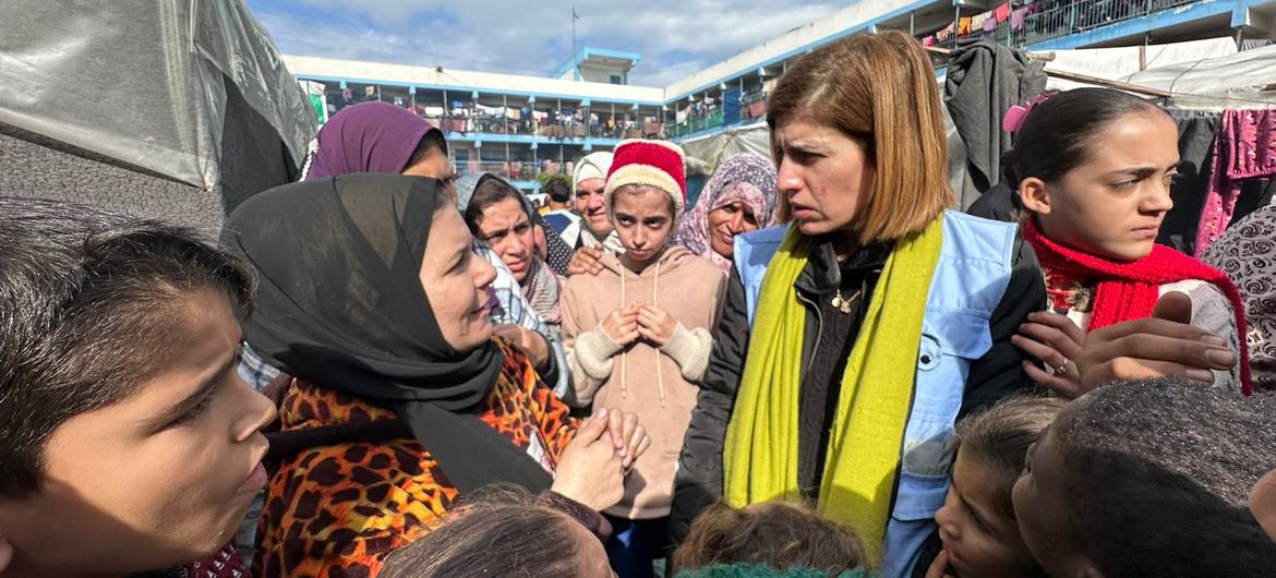 A diretora de Comunicações da Unrwa, Juliette Touma, em visita ao campo de Deir Al-Balah, no sul de Gaza, em janeiro de 2024