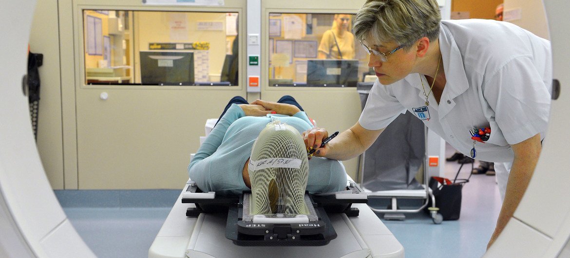 Um paciente com câncer é preparado para a radioterapia.