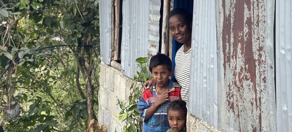 Familia na comunidade de Orlalan, Manatuto em Timor-Leste recebe informações sobre redução de riscos de desastres naturais