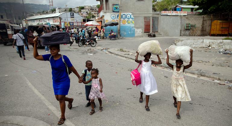 Milhares de famílias fogem do país