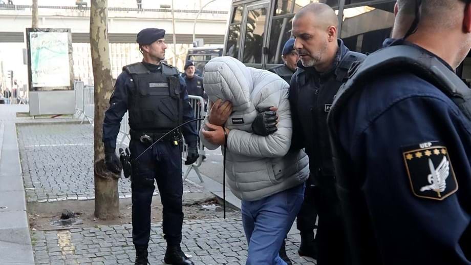 Aparato policial e adeptos do FC Porto na chegada dos detidos da Operação Pretoriano ao TIC