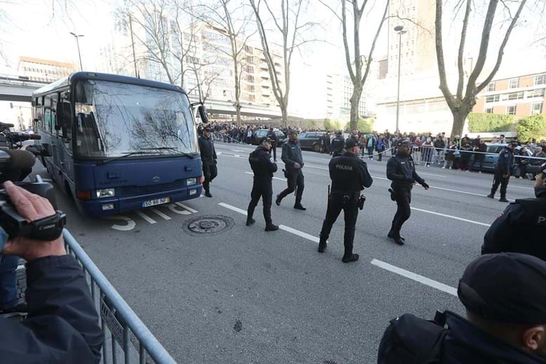 Aparato policial e adeptos do FC Porto na chegada dos detidos da Operação Pretoriano ao TIC