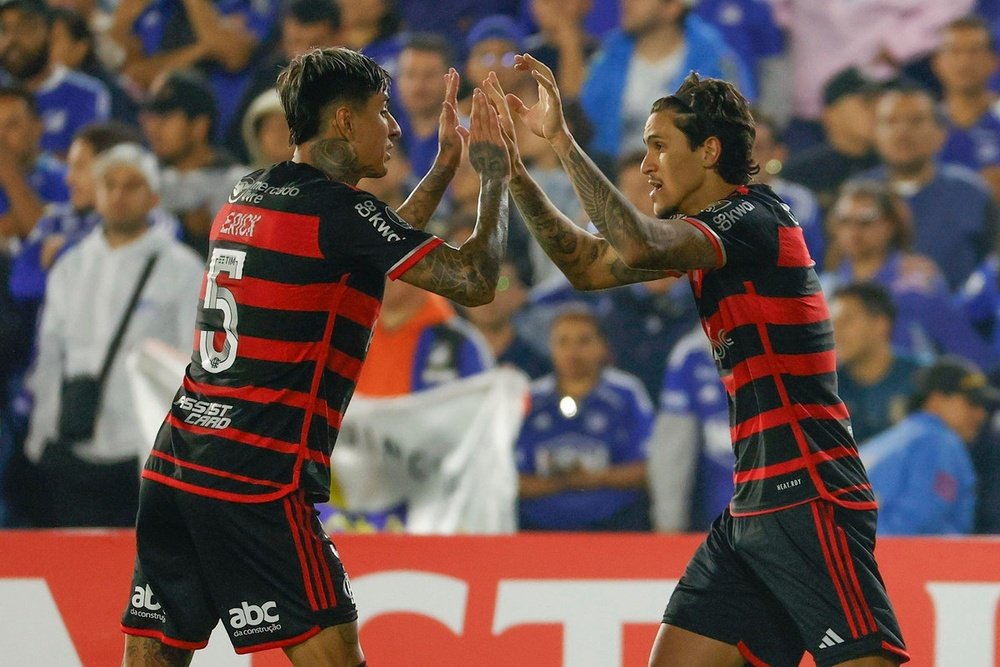 Pulgar e Pedro celebram gol, em foto de arquivo. EFE/ Mauricio Dueñas Castañeda