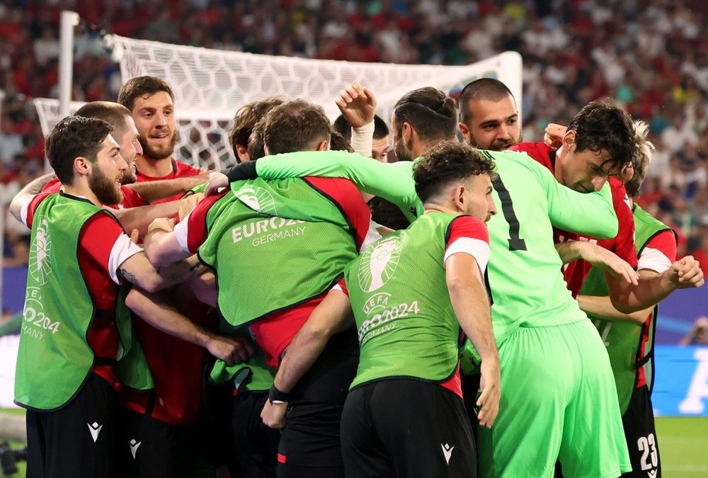 Jogadores da Geórgia celebram um gol na partida. EFE