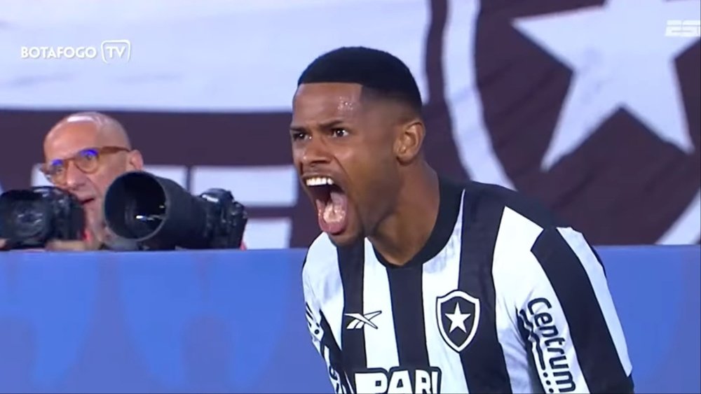 Júnior Santos marcou quatro gols na vitória do Botafogo diante do Aurora. Captura Botafogo TV