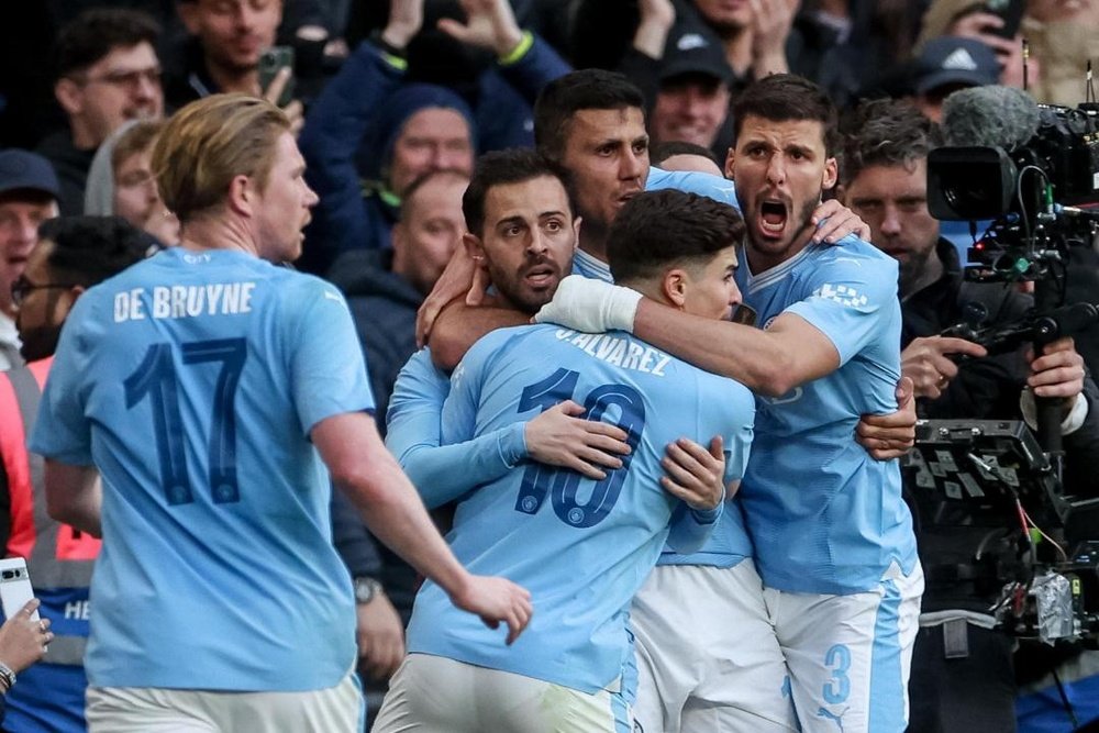 Bernardo Silva comemora com seus companheiros, o gol da partida. EFE/EPA/NEILHALL