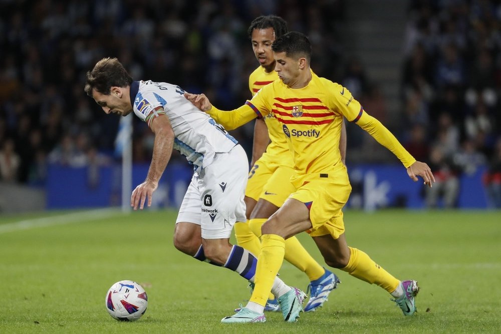 O Real Sociedad protestou por um possível pênalti de Jules Koundé em Mikel Oyarzabal. EFE