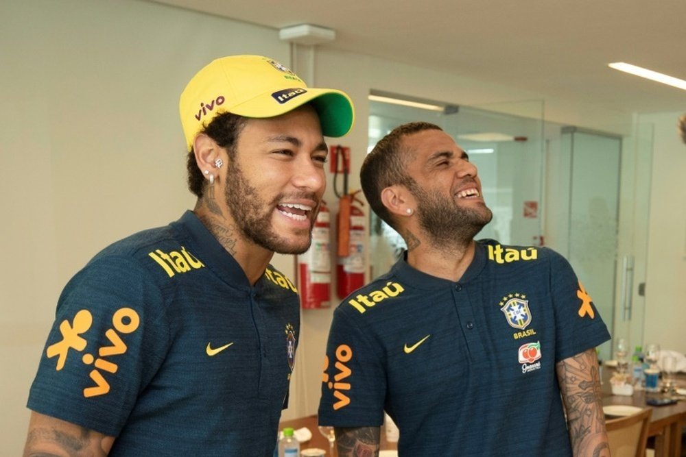 O pai de Neymar pagará pela liberdade provisória de Daniel Alves. AFP