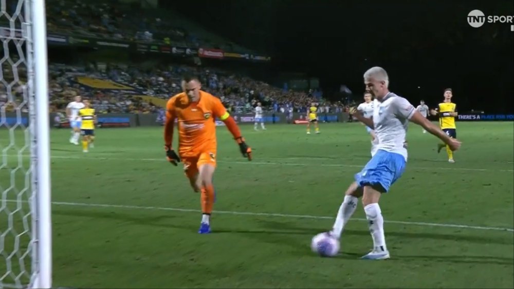 Patrick Wood, do Sydney FC, perdeu um gol na partida contra o Central Coast Mariners. Captura TNTSpo