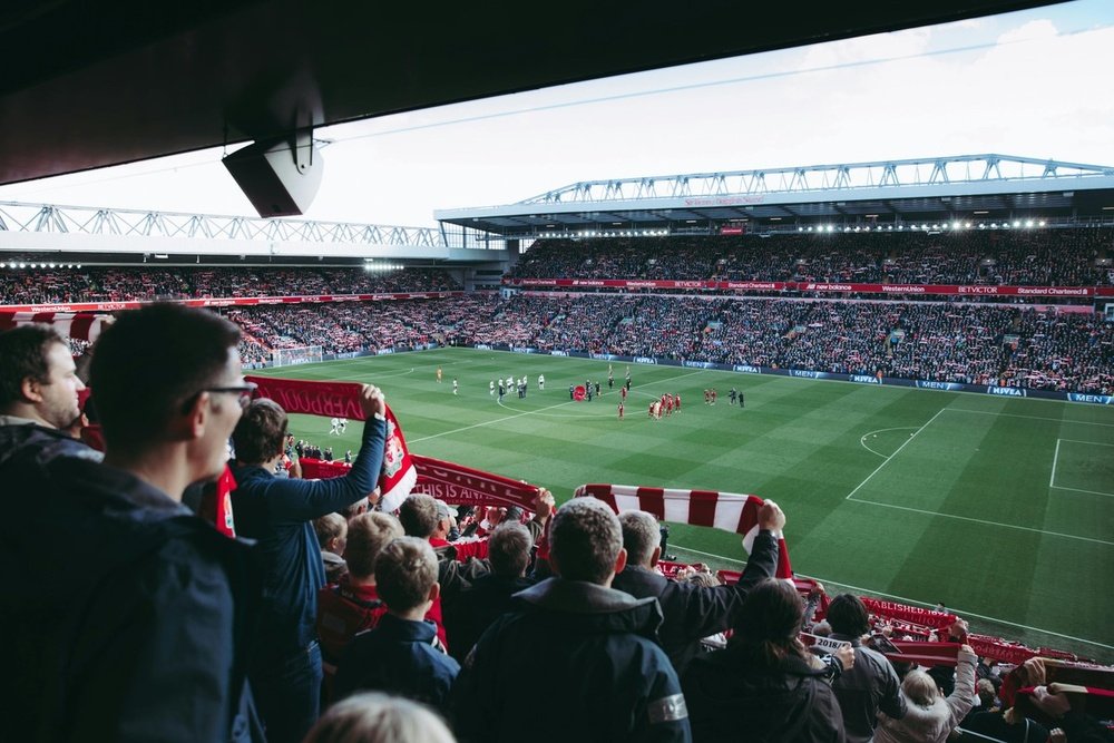 Pessoas Assistindo Jogo De Futebol. Pexels