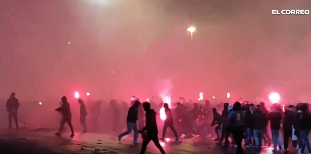 Ultras do Athletic obrigaram a polícia a se refugiar em San Mamés. Captura/ElCorreo