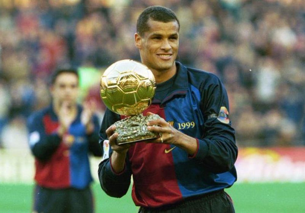 Rivaldo com a bola de ouro. Besoccer