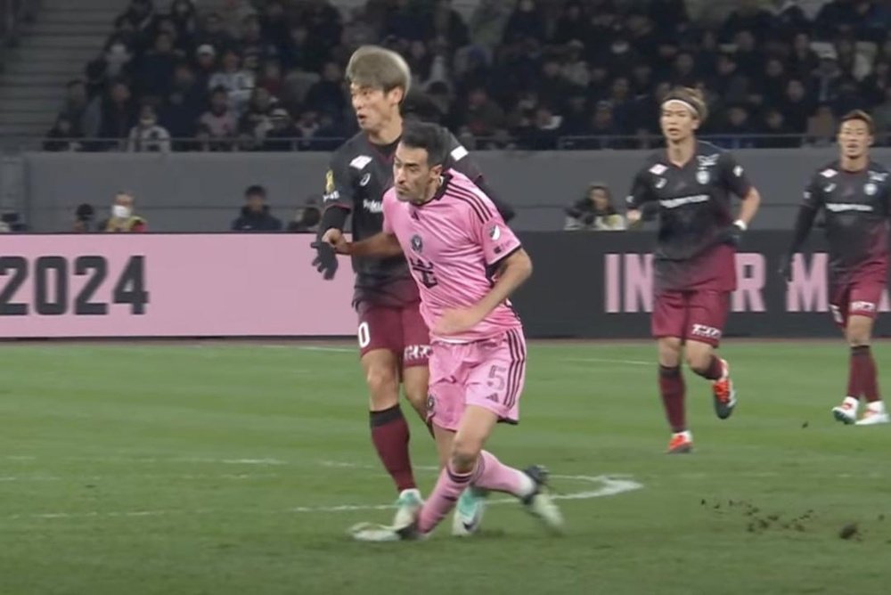 Busquets durou apenas 25 minutos contra o Vissel Kobe. AppleTV/captura