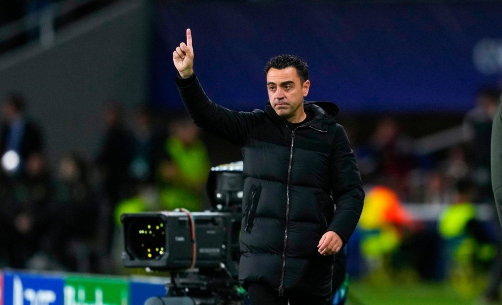 Xavi suspende o treinamento para que a equipe desconecte. EFE